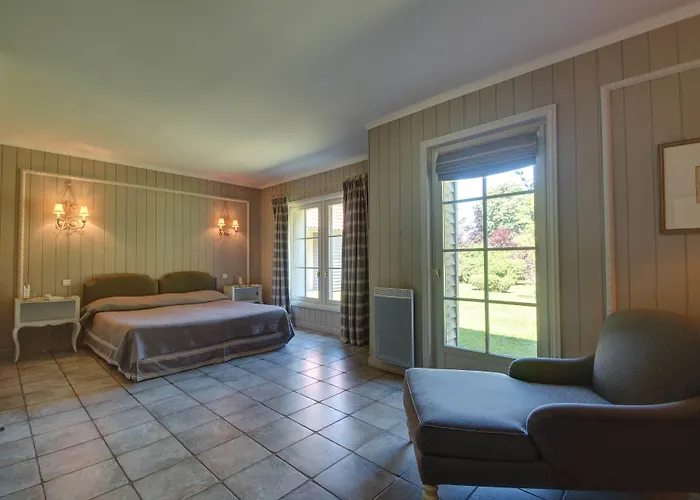 Hotel Chateau Clery 3*